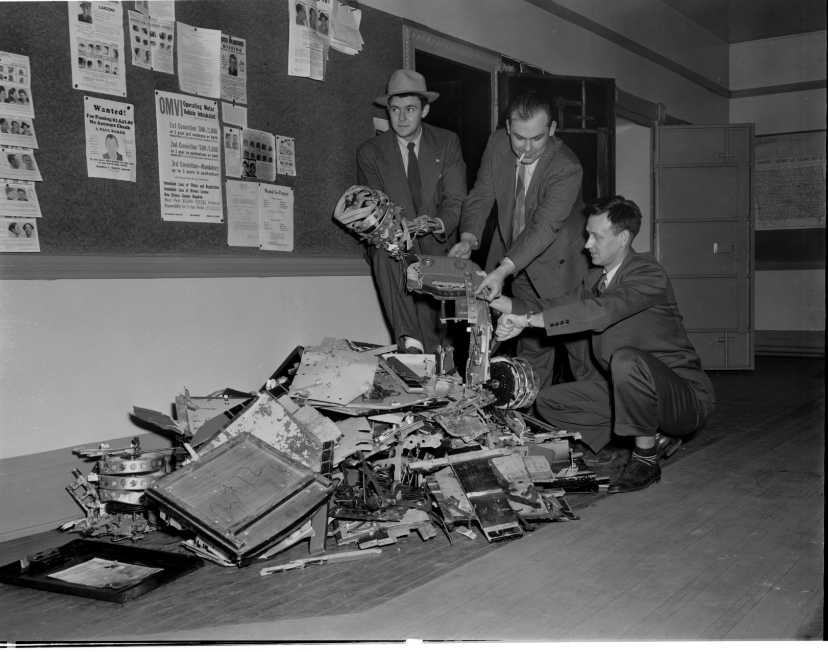 Breaking of slot machines 1949